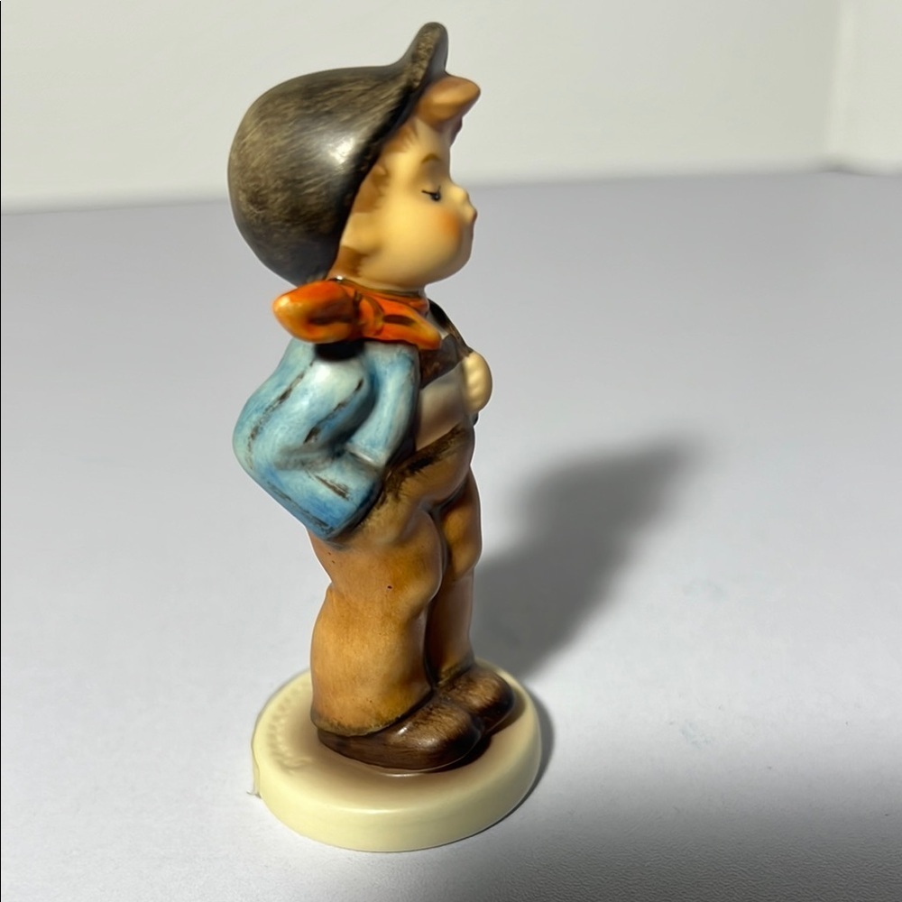 Charming Hummel Boy Figurine with Orange Scarf “Lucky Fellow” 1989. GH117 - Picture 4 of 4